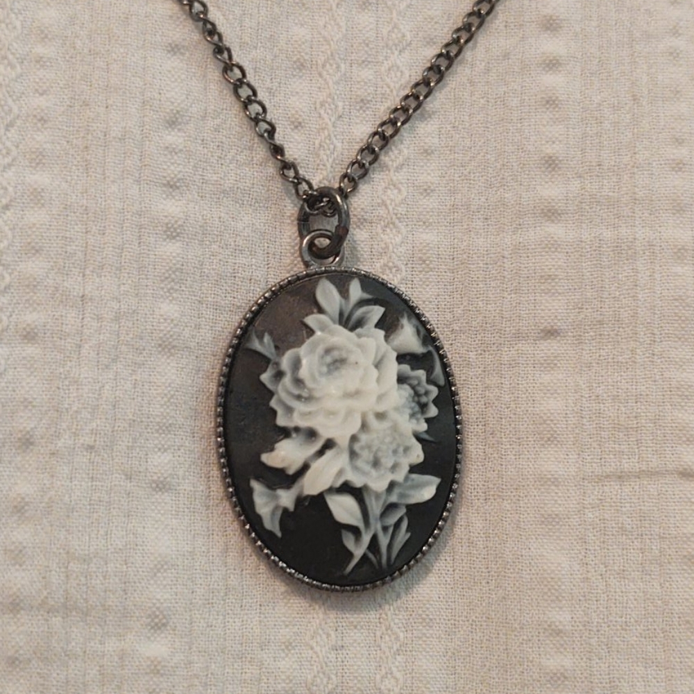 Layered necklace - Picture 3 of 6